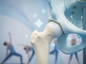 Gezonde heupgewrichten in anatomisch detail met gladde kraakbeen en sterke botstructuur, mensen doen yoga-oefeningen op achtergrond