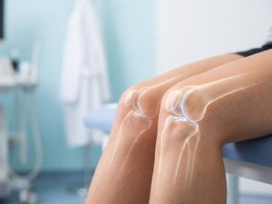 Gezonde menselijke knieën met anatomische doorsnede van botten en kraakbeen in medische setting
