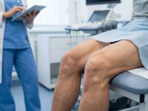 Gezonde menselijke knieën in medische setting met sterke beenspieren en professionele zorgverlening achtergrond