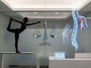 Menselijke silhouet in evenwichtshouding naast gloeiende anatomische elementen van wervelkolom en spieren in medische setting