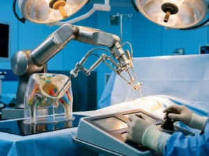 Robotische chirurgische arm boven heupgewricht model, chirurg bedient controlepaneel in steriele operatiekamer